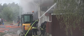 Kraftig brand i förrådshus