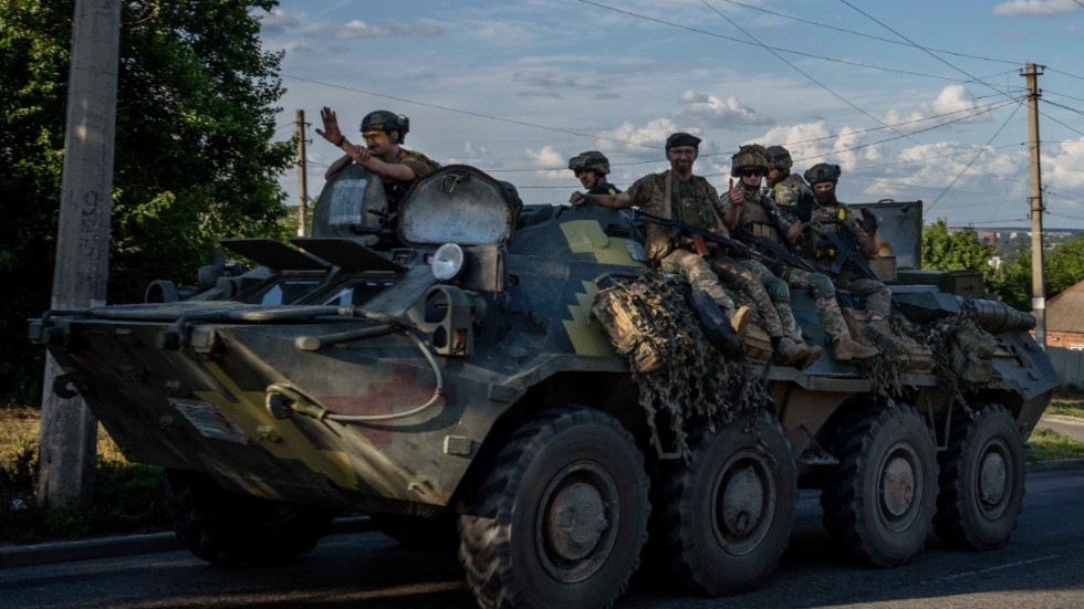 Ukrainska soldater i Donetsk i juli. Ukrainas militär försöker hålla emot, och även återerövra ryskinvaderade områden i landets östra delar. Men läget är svårt, även för civila.