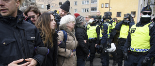 Polisen upplöste protester mot restriktioner