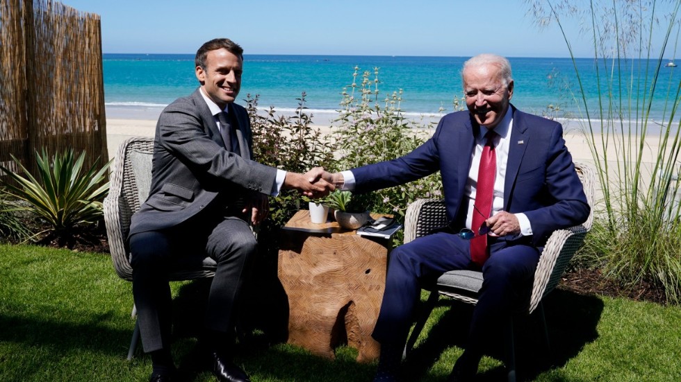 Frankrikes Emmanuel Macron och USA:s Joe Biden när presidenterna träffades vid G7-mötet i England i juni.