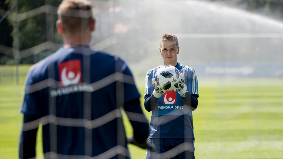 Målvaktstränaren Maths Elfvendal och målvakten Robin Olsen i träning. Nu lämnar Elfvendal IFK Norrköping för en utländsk klubb. Arkivbild.