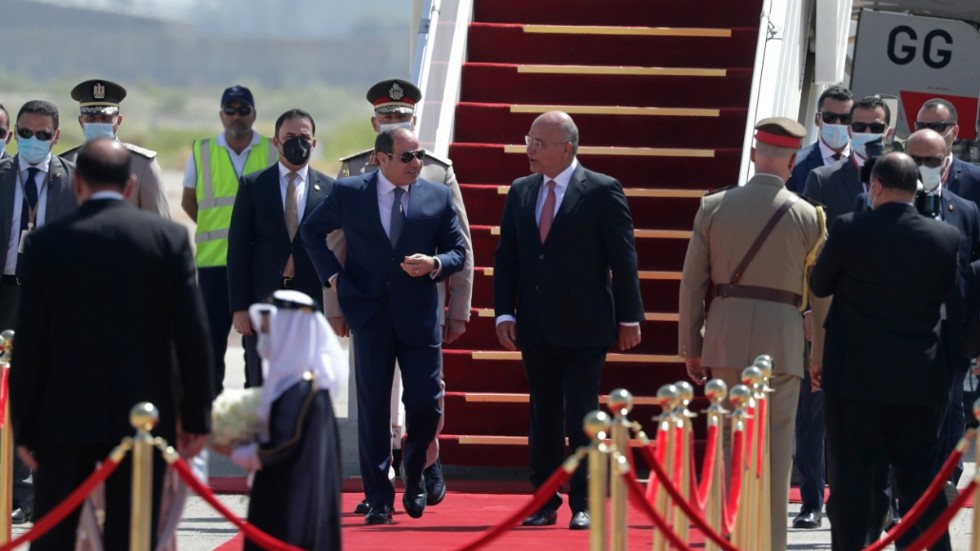 Iraks president Barham Sali, till höger, välkomnar sin egyptiske kollega Abd al-Fattah al-Sisi på Bagdads flygplats.