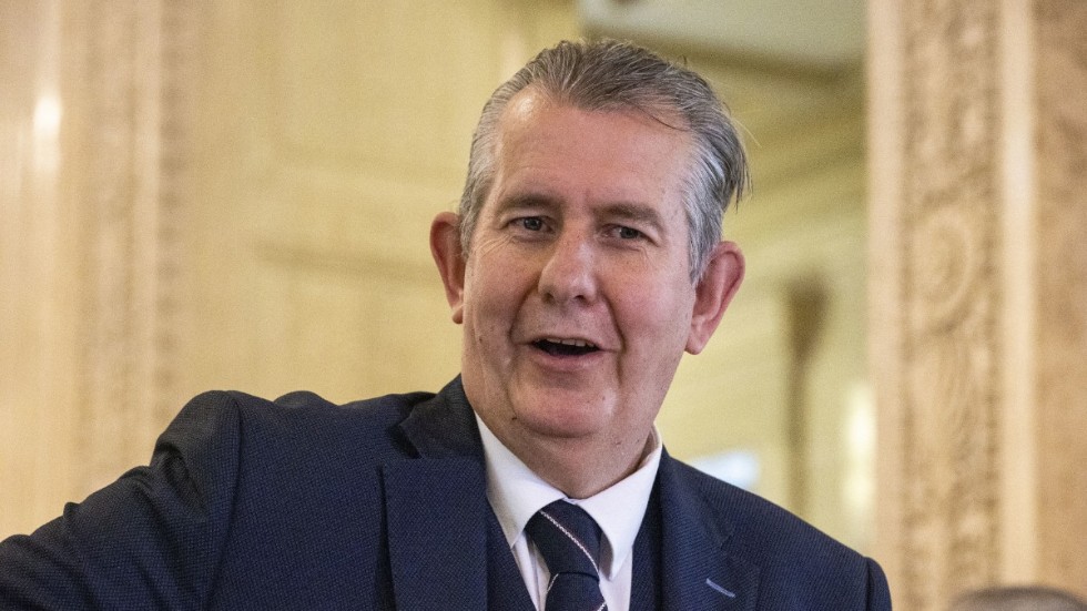 Bilden är tagen i början av juni, då Edwin Poots var ny på partiledarposten som han nu lämnar..