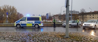 Personbil i olycka vid rondell – polisen larmades ut