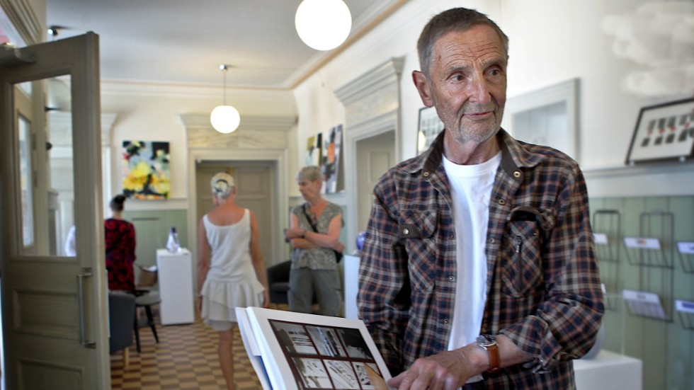 Rolf Sinnemark på plats i utställningslokalen.