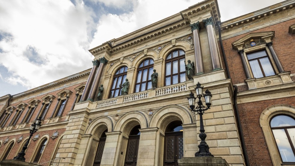 I "Vård, skola och omsorg" får postdoktorn Julia nog av Uppsala universitet och alla elaka professorer. Hon gör tabula rasa med sitt liv och börjar jobba inom hemtjänsten.