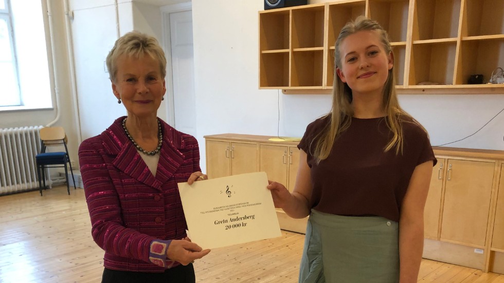 Förra landshövdingen i Östergötland Elisabeth Nilsson (till vänster) överräcker sitt stipendium på 20 000 kronor till Greta Andersberg (till höger) som var sångelev på Vadstena Sång och Pianoakademi.