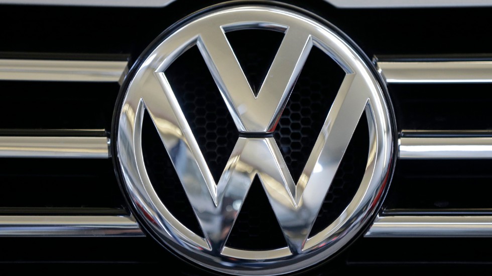 Volkswagen pressas oväntat hårt av halvledarbrist och sänker sin leveransprognos för helåret. Arkivbild