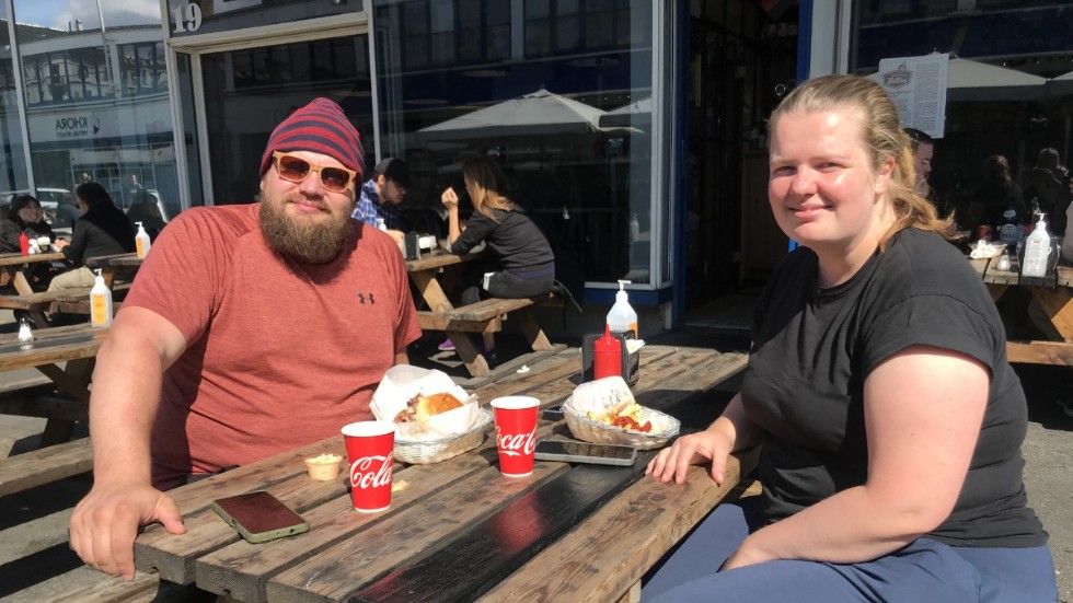 Thomas Askov och Nina Fay kallar coronahanteringen i Danmark "hysterisk".