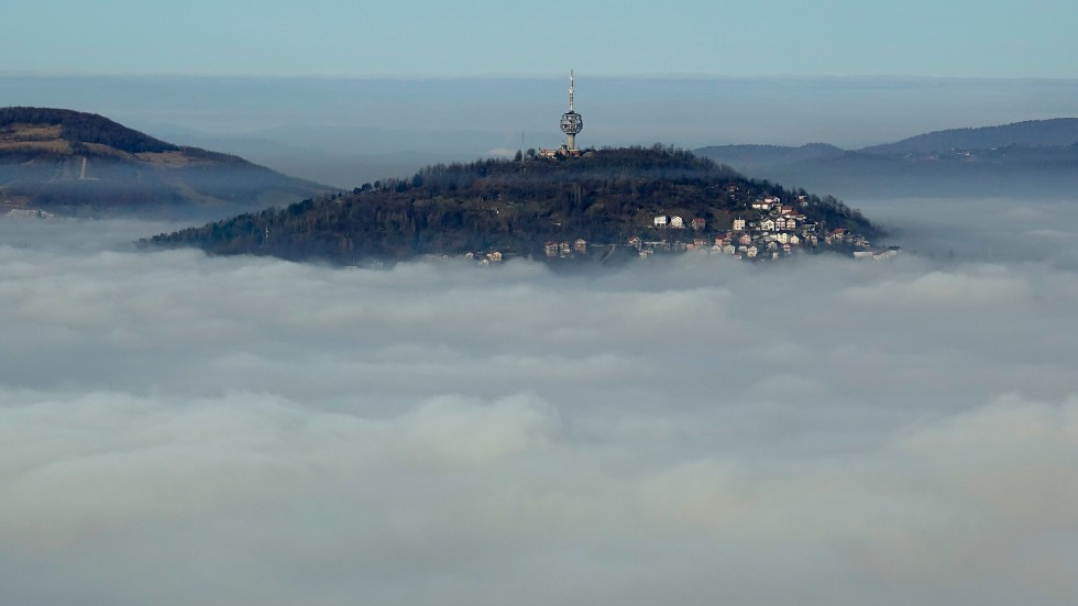 Tv-tornet i Bosniens huvudstad Sarajevo sticker upp ur smoggen i december förra året.