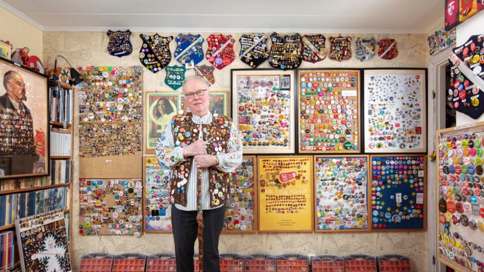 Lars Israelsson, en av samlarna som är representerade i Anders Kristenssons utställning, har en samling bestående av 20 000 olika knappar och pins.