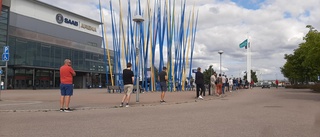 Långa vaccinköer utanför Saab arena