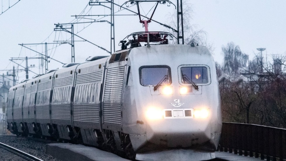 Ett X2000-tåg passerar Station Rosengård i Malmö. Arkivbild.