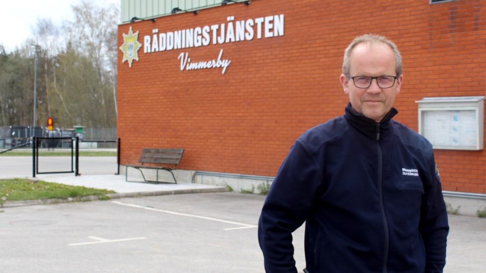 "Man ska ha kontroll och vara förberedd. Helst ska man ha vatten framme och släckutrustning. Man ska inte elda nära bebyggelse, för det går väldigt fort. Många räknar inte med att det lägger iväg så fort som det gör, framförallt om det blåser lite", råder Ola Ståhlgren de som trots risken för gräsband ändå vill elda. 