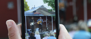 Open stage kör i gång igen – musikerbröder gästar premiärkvällen