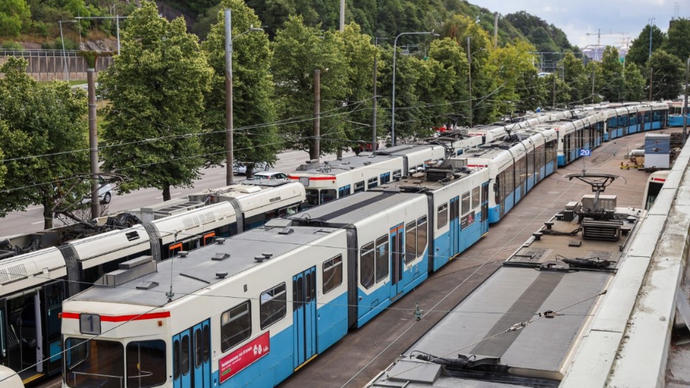 Spårvagnar i Göteborg blir stående vid vagnhallarna på grund av förarbrist. Nu förkortas fyra linjer. Arkivbild.