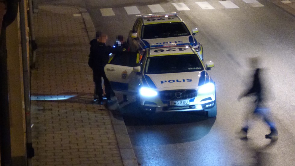 En man greps för bland annat stöld under söndagsnatten.