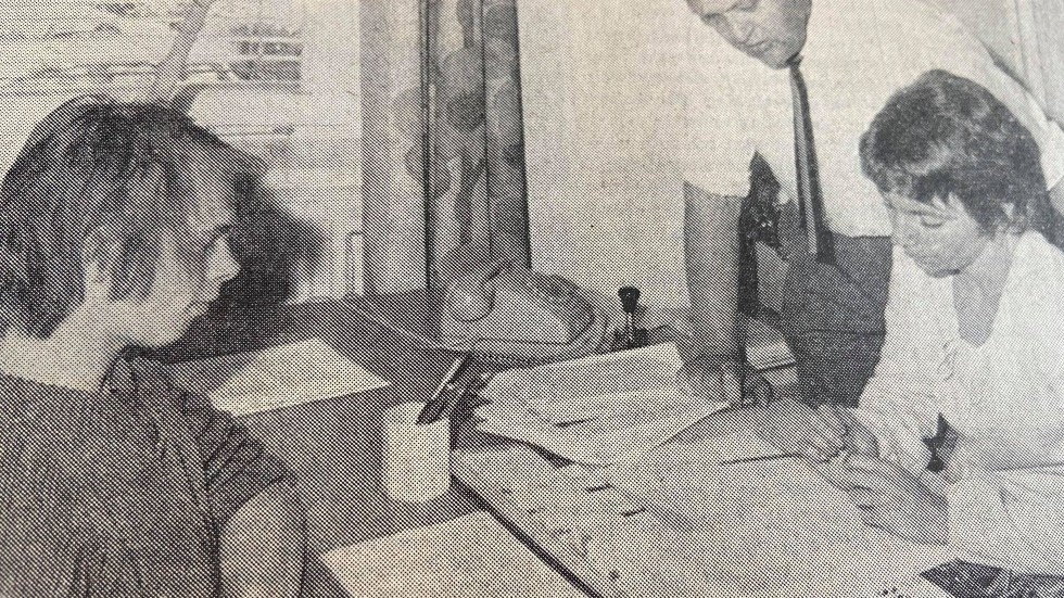 Kuriren för 50 år sedan: Under fredagsförmiddagen flyttade arbetsförmedlingen delvis till Södra skolan. Eva Nordén från arbetsförmedlingen pratar här anställningar med Leif Jensen på Södra skolan och hans yrkesvalslärare, Ingemar Sjönneby.