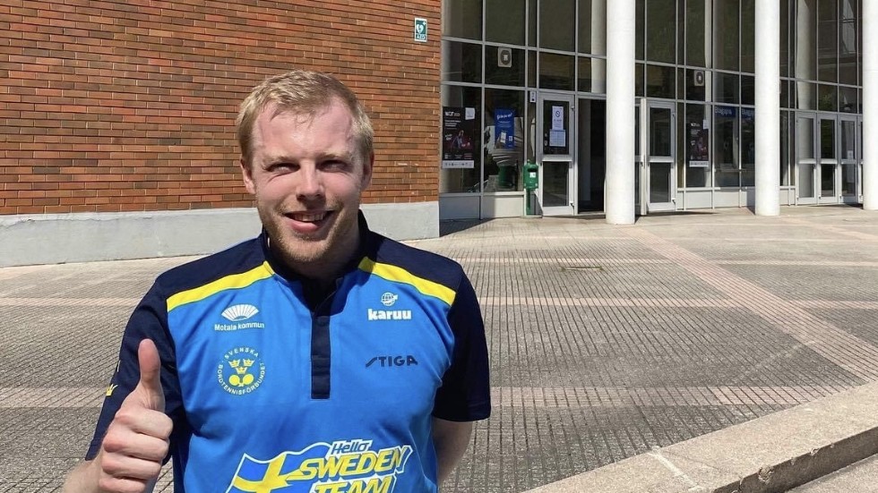 Linus Karlsson visar tummen upp från Slovenien. Västerspelaren är klar för semifinal i världskvalet till Paralympics efter seger på fredagen.