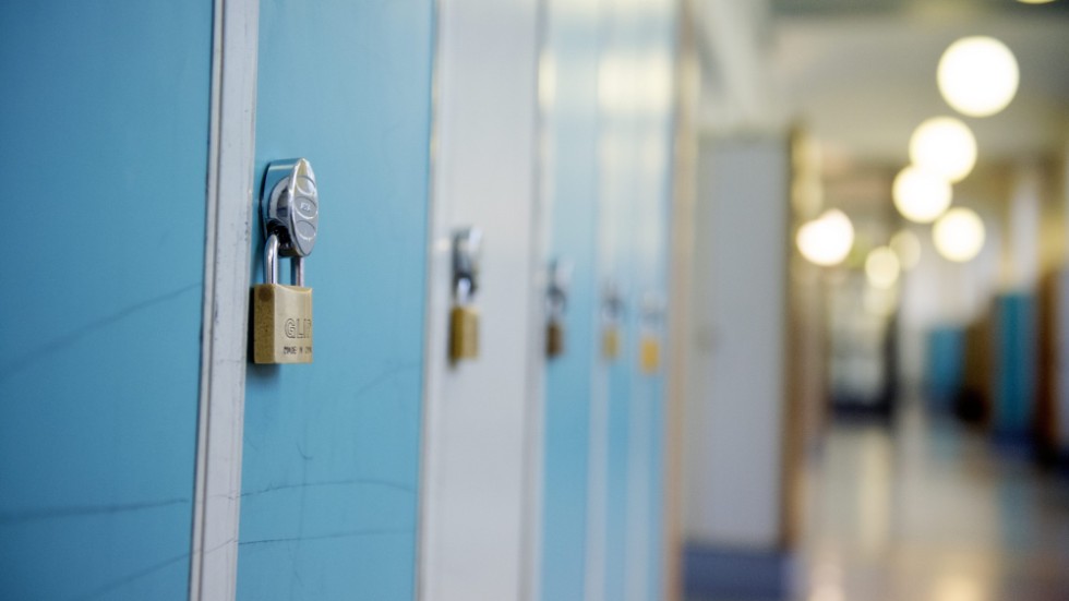 Lokal arbetskraftsbrist inom exempelvis skolan riskerar att leda till inflationsdrivande lönesatsningar, varnar SKR. Arkivbild.
