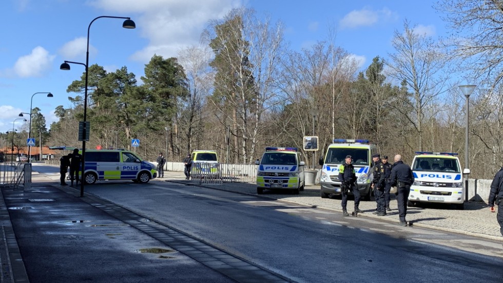 Sex män står under åtal för flera mord i Norrköping. En 31-årig man från Linköping, som figurerat i utredningen, får nu dock ersättning av staten. (Bilden är tagen i samband med den nyss avslutade rättegången.) 