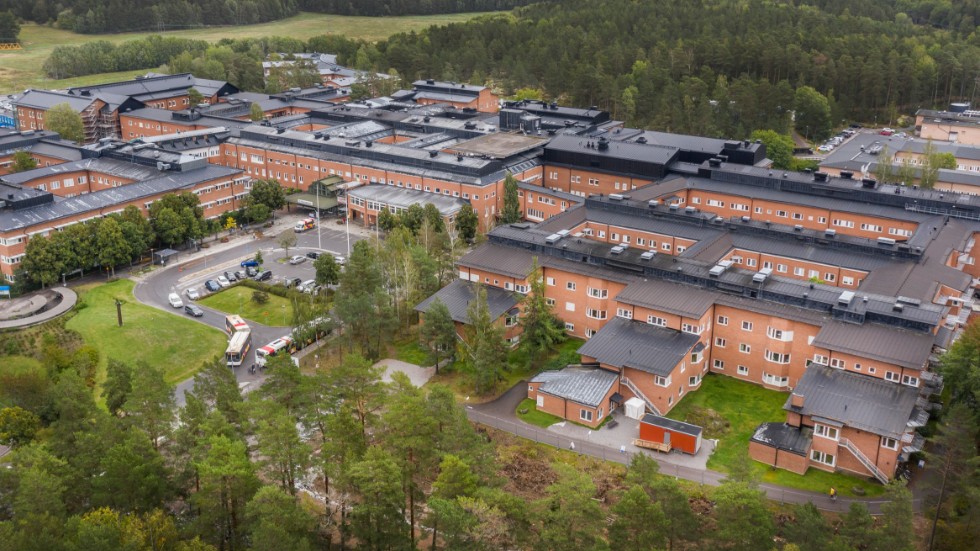 Förra sommaren stängdes 50 vårdplatser på Vrinnevisjukhuset. I år kan fler vårdplatser stängas under vissa veckor. Andra veckor kommer färre platser vara stängda. 