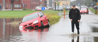 Nattens regnkaos: "Alla viadukter i Gävle översvämmade" • Postbil i vattendrag