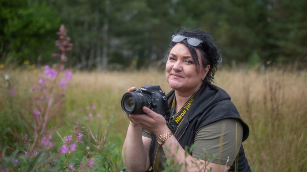 Johanna Sivertsdotter har gått till final i både naturfotografi och fine art. I kategorin fine art är det dessutom med tre bilder.
"En av bilderna är så udda att jag tänkte att den antingen kan vinna hela skiten eller inget alls och nu är jag i final med den", säger Sivertsdotter.