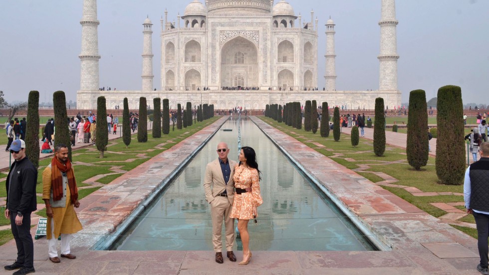 Amazon-miljardören Jeff Bezoz poserar vid Taj Mahal tillsammans med sin partner Lauren Sánchez. Bezoz hävdar att han gillar lugna morgnar och aldrig tar ett möte före 10.00, skriver Jesper Bengtsson i en krönika om vad som förenar miljardärer.