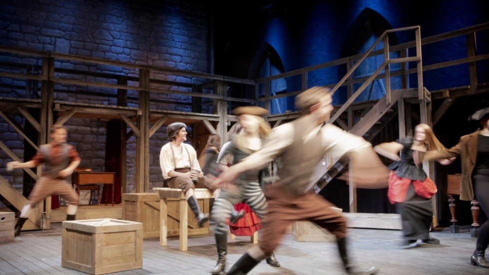 Det utlovas fart och fläkt, en flera timmar lång musikteater utan stopp, i den Länsteatern Gotlands nya uppsättning "Måne över Rosendal" som är fortsättningen på berättelsen om Anna och Jacob Dubbe, fritt tolkad av Pelle Sollermans böcker. I folkhavet sitter Erik Törner, som spelar Olen i "Måne över Rosendal", under en första pressvisning på torsdagen.