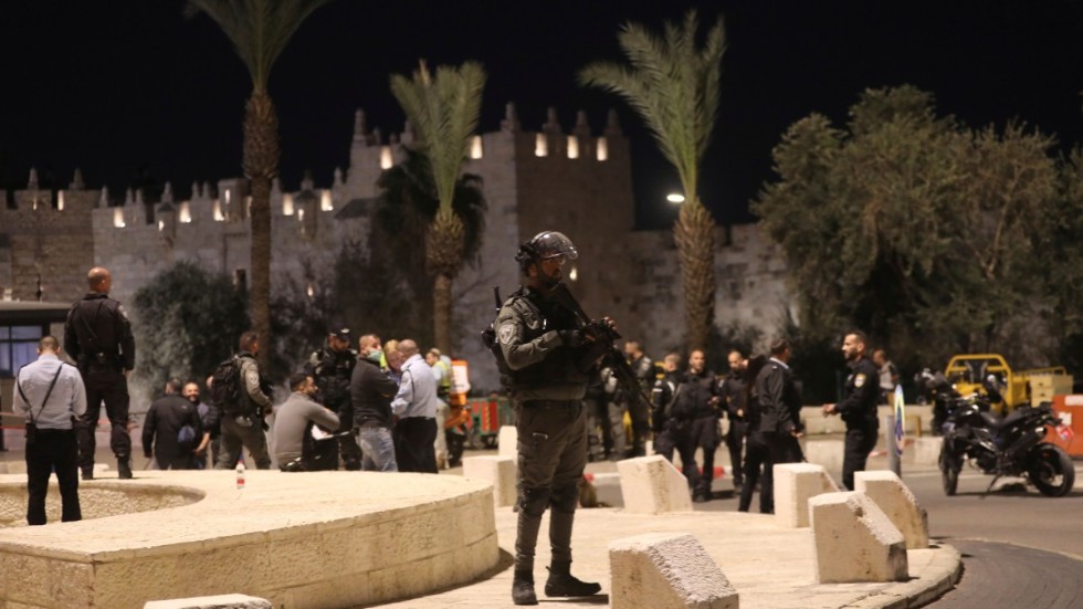 En israelisk polis står vakt vid Damaskusporten efter knivangreppet.