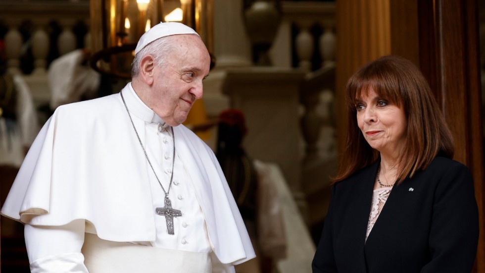 Påve Franciskus möter Greklands president Katerina Sakellaropoulou.