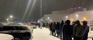 Långa köer ringlade utanför Coop Arena: Men arrangören löste kaoset