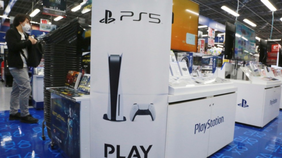 Att få tag i en Playstation 5 i butik hör till ovanligheterna, och ser inte ut att bli enklare den närmaste tiden. Arkivbild.