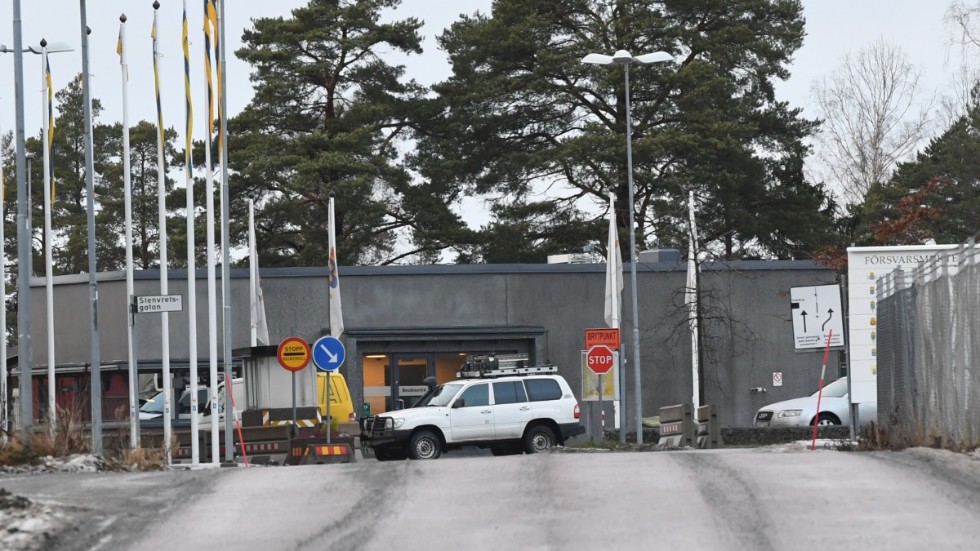 Värnpliktiga skickas hem från ett regemente i Enköping efter larm om kränkningar.