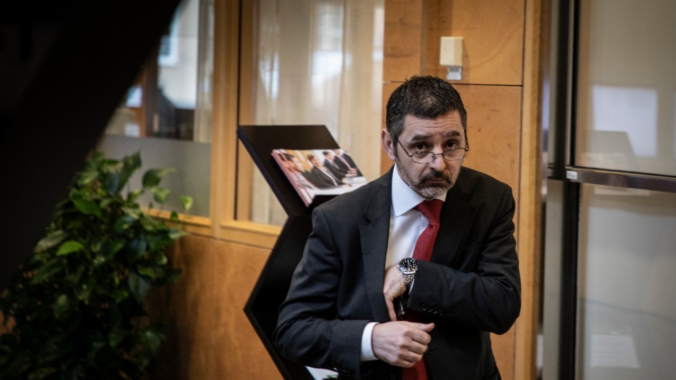 Advokat Lars Hurtig företräder den nu dömde 19-åringen. Tingsrätten kan ha känt ett tryck att döma någon, efter den senaste tidens grova våld och skottlossningar, menar Hurtig som anser att bevisen mot hans klient inte håller.