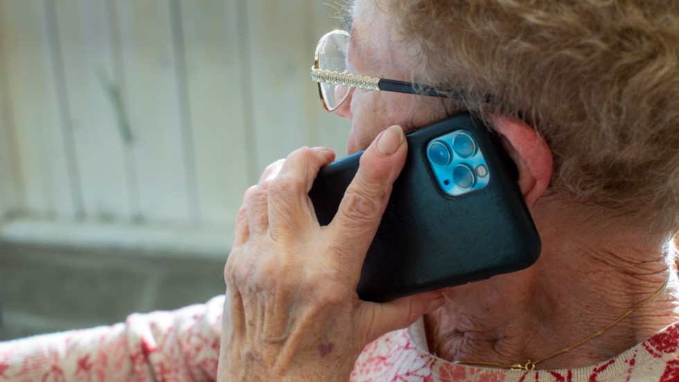 Många äldre står utanför digitaliseringen, skriver KD-debattörerna som lyfter behovet av att äldre ses som individer. "Tyvärr glöms äldre alltför ofta bort i den politiska debatten. Ibland prioriteras de ner, ibland struntar man i deras särskilda förutsättningar", skriver de.