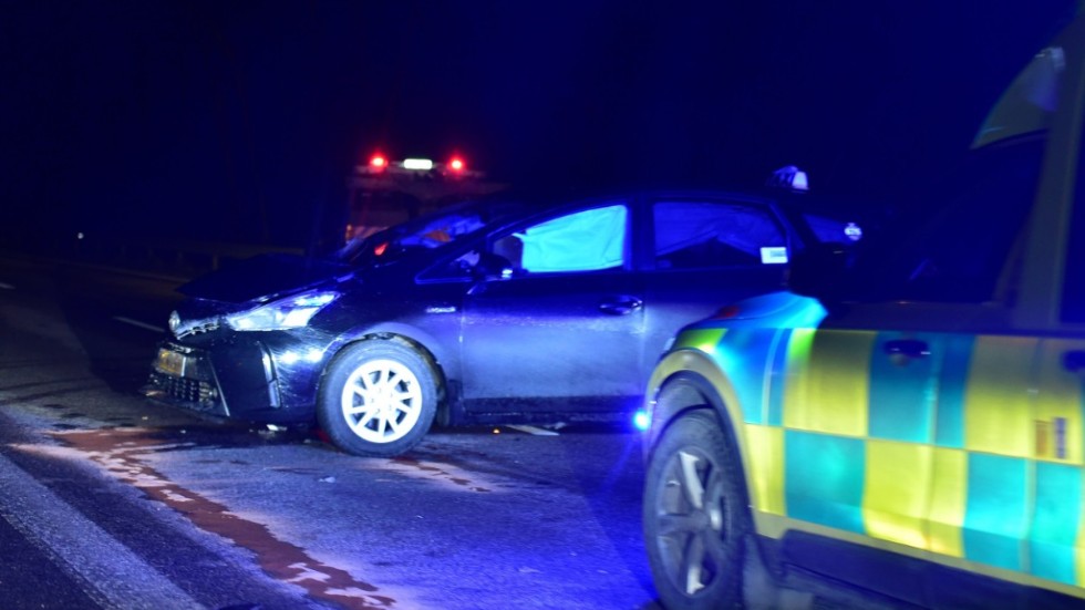 En taxibil blev stående på tvären efter att ha krockat med en lastbil på E4 i höjd med Tystberga tidigt på torsdagsmorgonen.