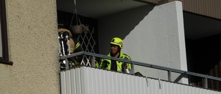 Grannar upptäckte balkongbrand