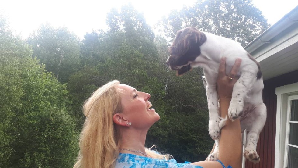 


Anna-Victoria Ingemarsdotter med valpen Darling på balkongen utanför sovrummet som snart ska förvandlas till ateljé.  Konst, hundar och jakt är helt integrerade i hennes liv.



