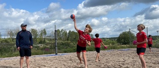 Skippar badet – kör handboll på beachen