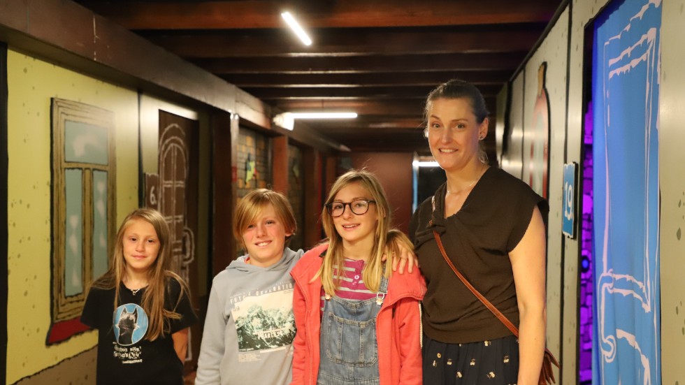 Aiden Campbell Gällerdal, Emilia Campbell Gällerdal, Ingrid Gällerdal Borring och Susanne Gällerdal poserar hastigt för en bild mellan mysterierummen. "Vi har haft fullt upp med massa kluriga grejer", säger mamman.