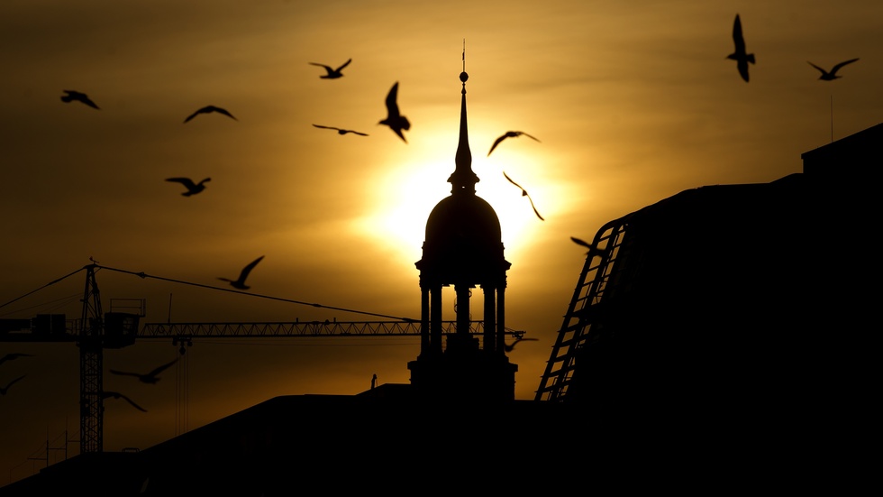 Den protestantiska kyrkans överhuvud i Tyskland avgår. Här syns kyrktornet på S:t Mikaelskyrkan i Hamburg. Arkivbild.