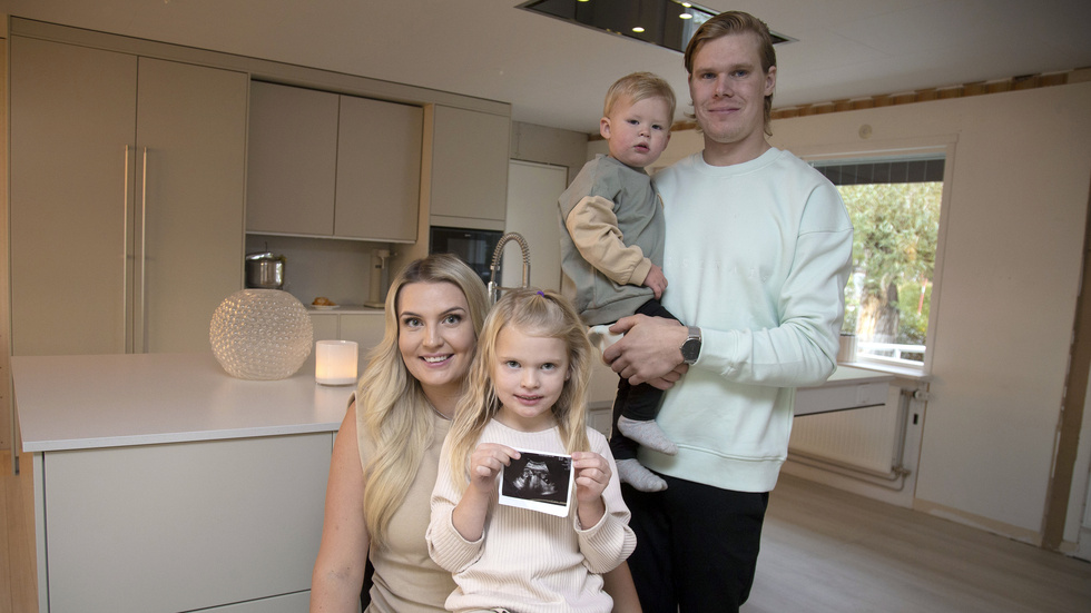 Mamma Åsa, storasyster Mindie och maken Marcus med sonen Milio i famnen. väntar ivrigt och med mycket kärlek på den nya familjemedlemmen.