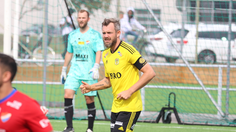 På fredag är det höstpremiär för Rickard Thuressons Vimmerby IF. Då väntar Hemgårdarna på bortaplan. Och blir de så att "Thure" tar klivet ner på mittfältet när det nu saknas en del spelare på just den positionen? 