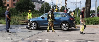 Bilen fastnade när bommarna fälldes ner – blev påkörd av tåget