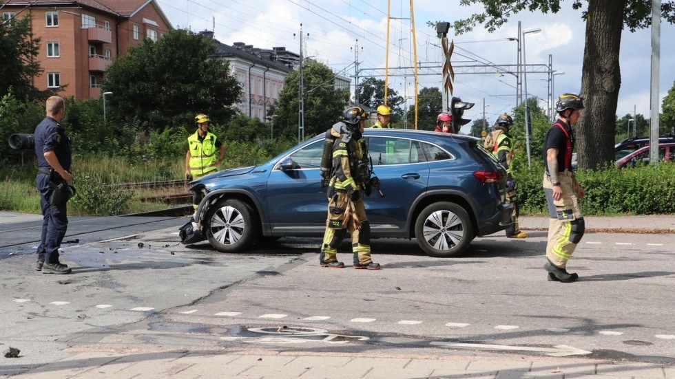 Inga personer ska ha suttit i bilen vid olyckstillfället, meddelar räddningstjänsten.