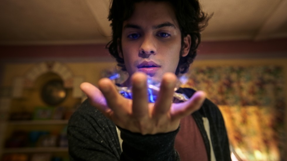 En urgammal artefakt från yttre rymden förvandlar tonårskillen Jaime (Xolo Maridueña) till superhjälten Blue Beetle.
