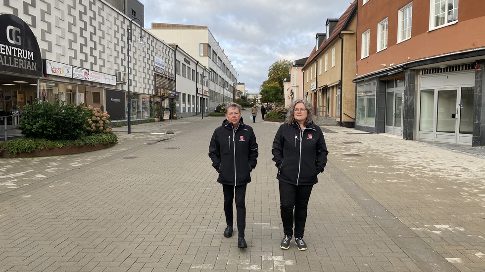 Trafikingenjör Rosita Mathiesen och trafikstrateg Helena Wastesson promenerar på gångfartsområdet på Bergslagsvägen.