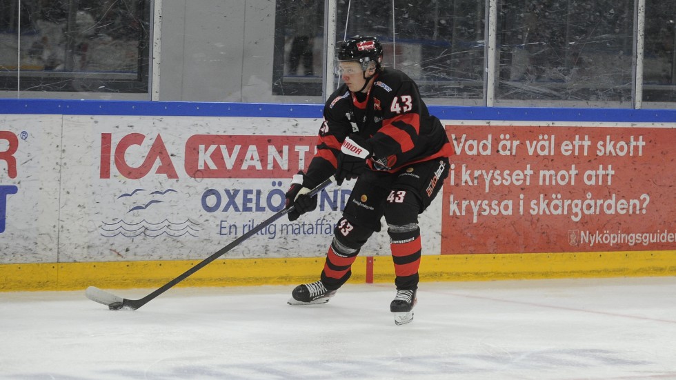Simon Rodling under seriepremiären mot Linden. Det blir anfallarens enda match i klubben.